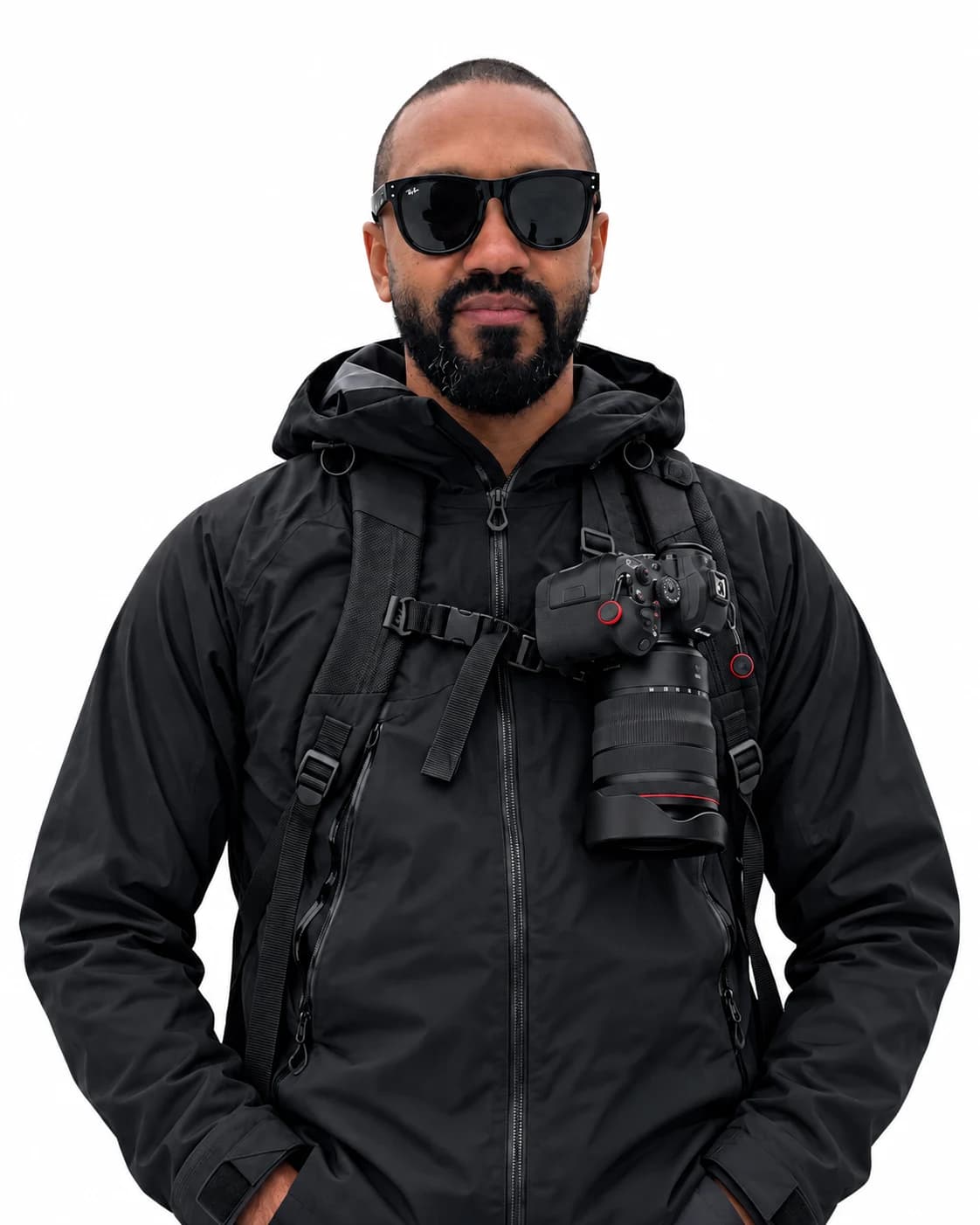 Portrait de Tapha, avec son appareil photo en bandoulière