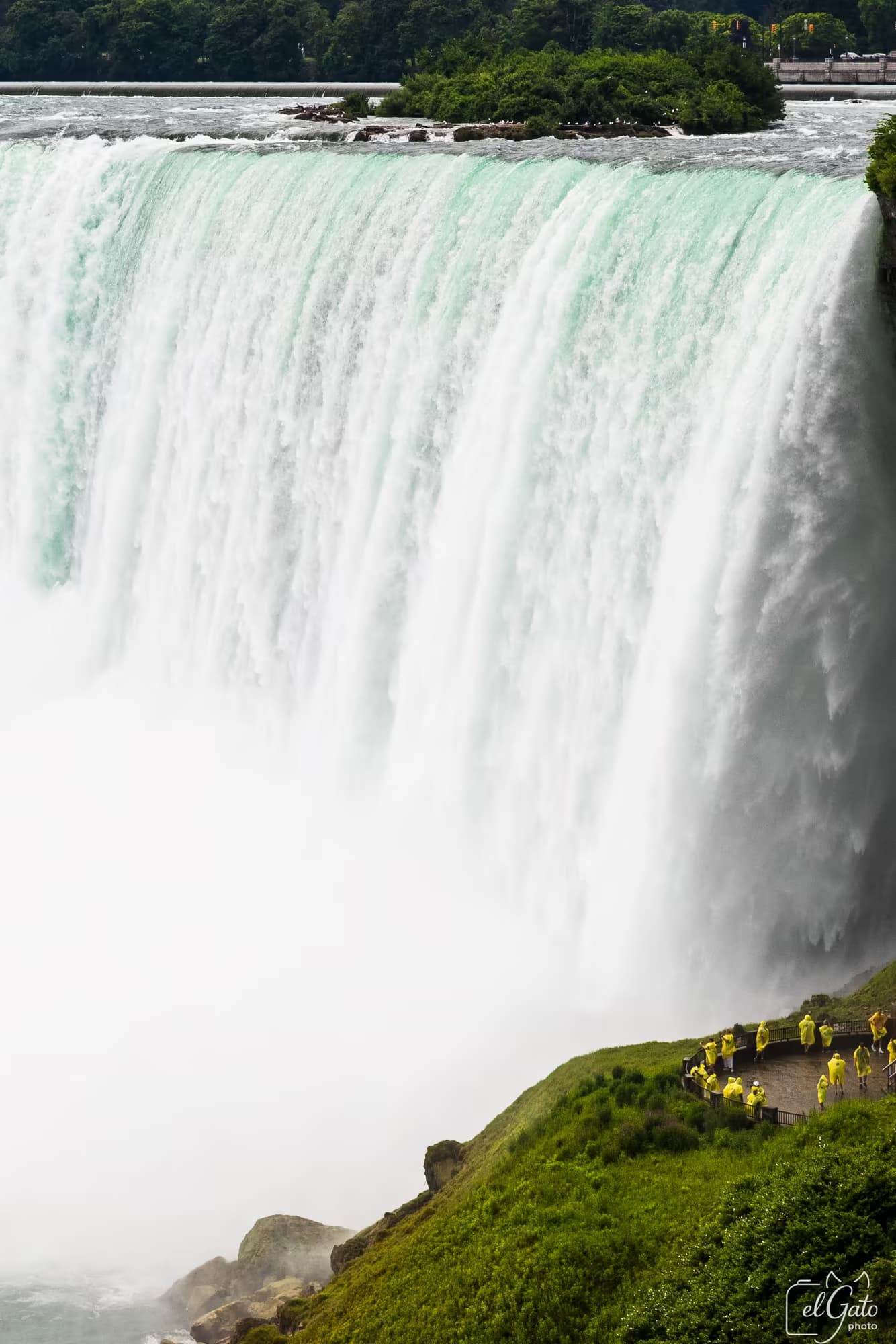 Paysage — chute d’eau monumentale
