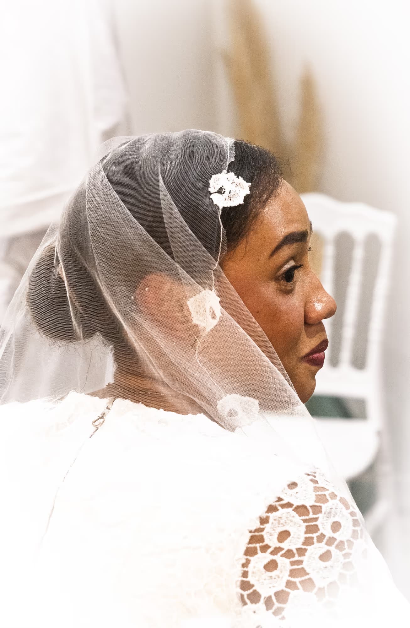 Mariage — profil de la mariée sous son voile de tulle