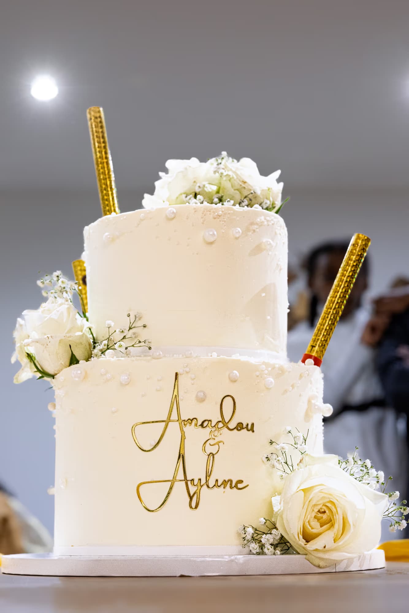 Mariage — wedding cake aux roses blanches et fontaines dorées